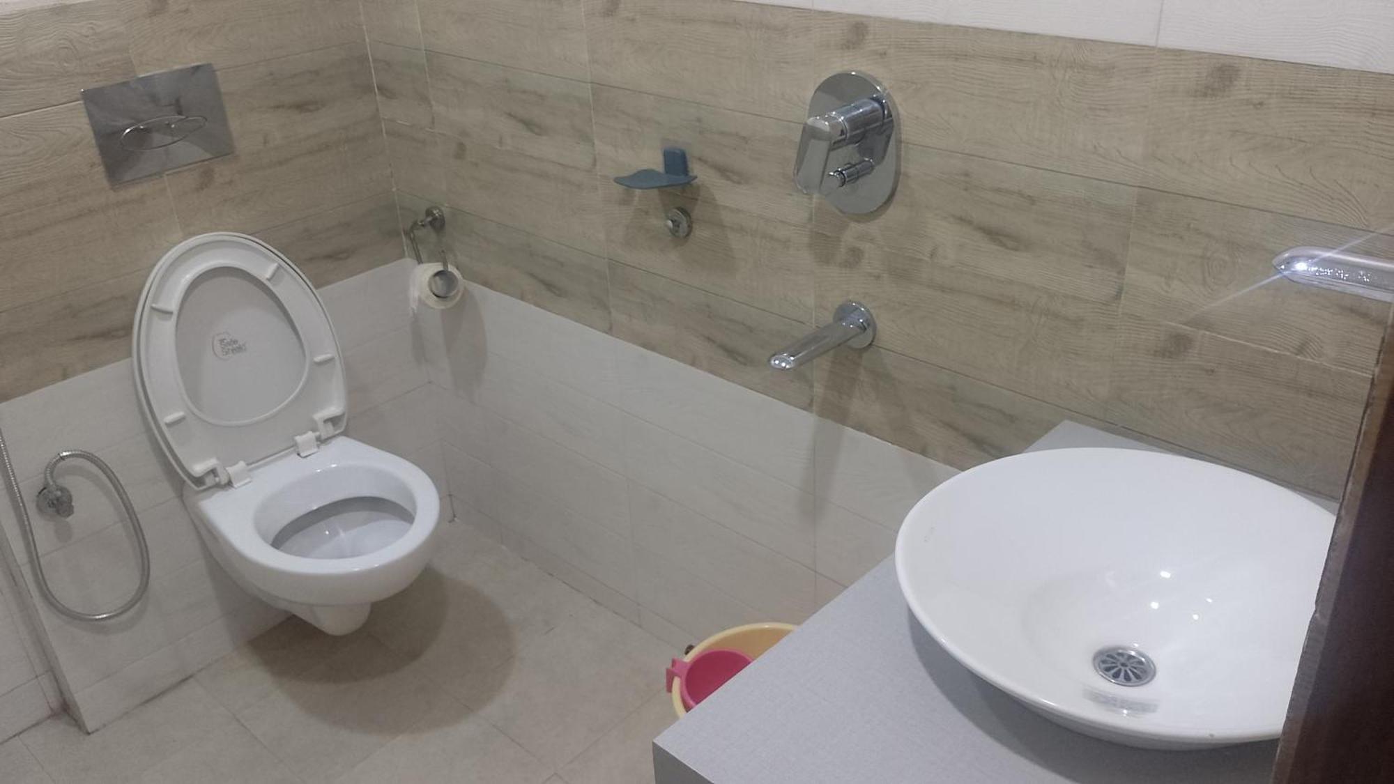 Serenity Inn And Grill Guwahati Zewnętrze zdjęcie