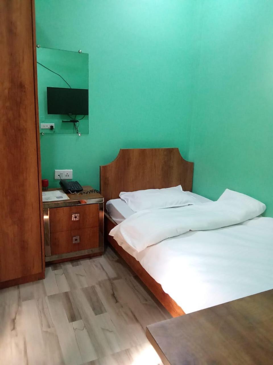 Serenity Inn And Grill Guwahati Zewnętrze zdjęcie